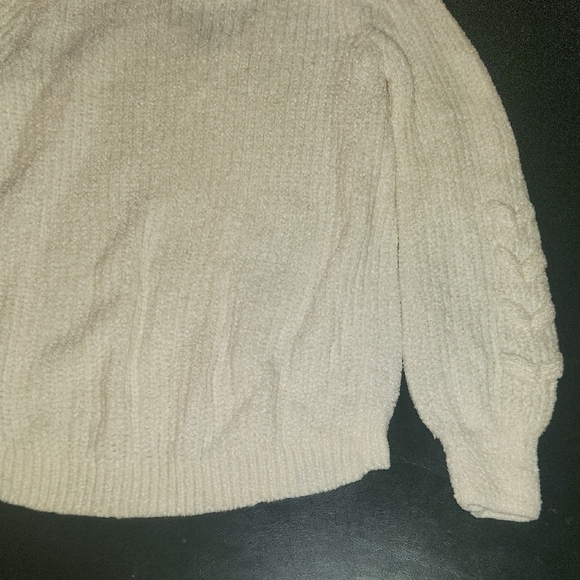 No Boundaries Off-White V-Neck Sweater - Picture 9 of 9